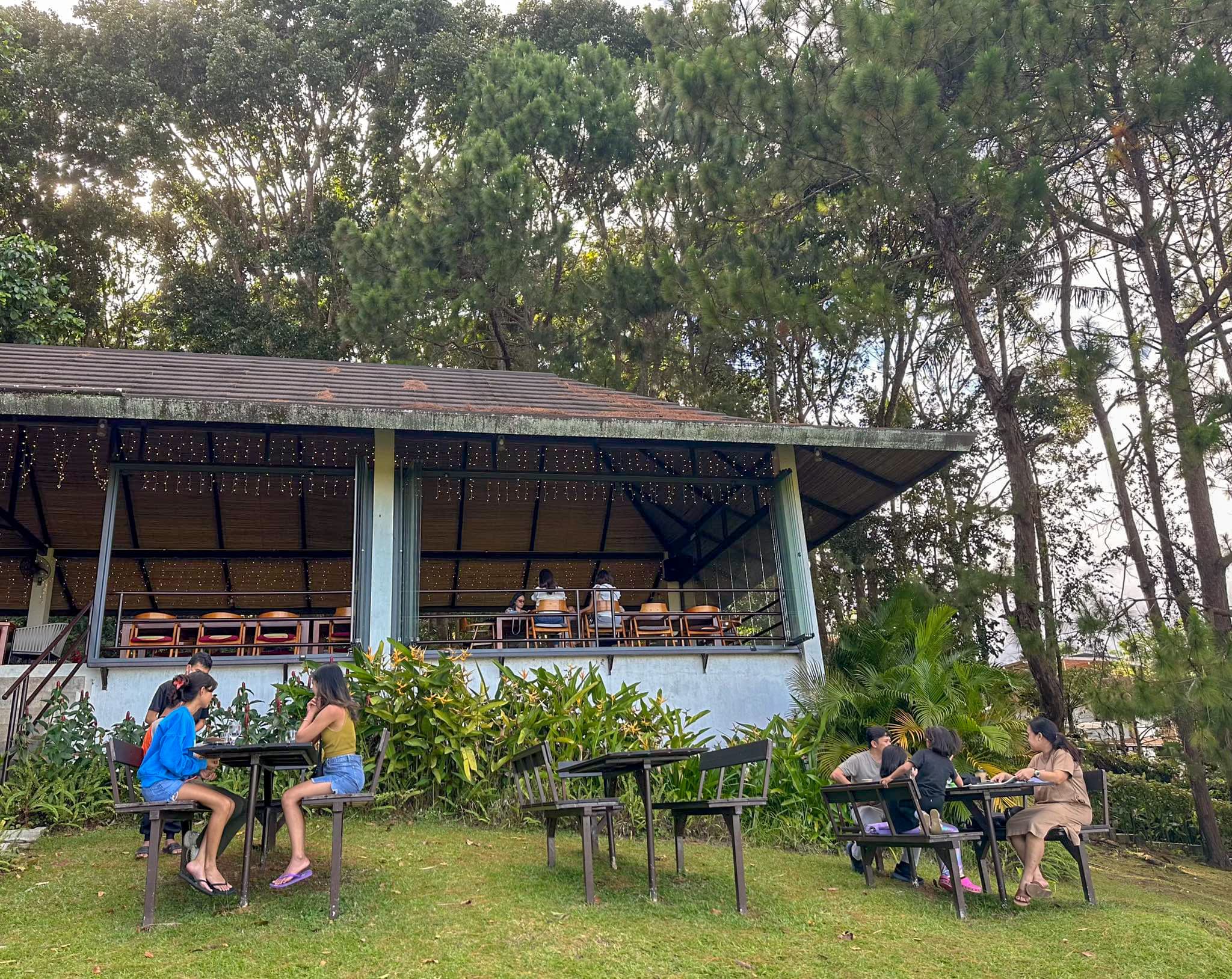 Guests dining outdoors at Hidden Gardens Resort